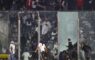 Un grupo de barristas rompió el acrílico y entró a la cancha. Suspenden Colo Colo Fortaleza.